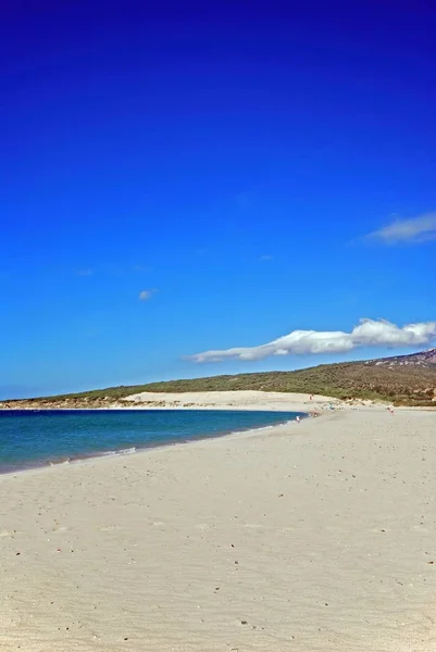 Pohled na Bílé písky na Valdevaqueros Beach, Tarifa, Španělsko. — Stock fotografie