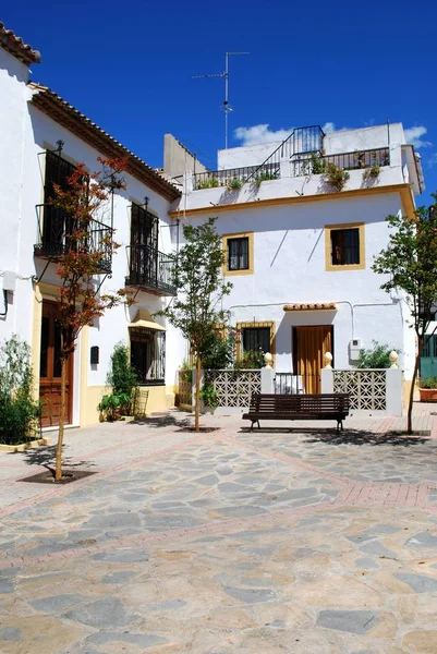 Παραδοσιακά ισπανικά αρχοντικά στο Plaza de San Bernabe στην παλιά πόλη, Μαρμπέλλα, Ισπανία. — Φωτογραφία Αρχείου