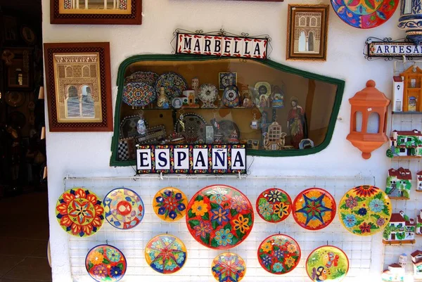 Tradycyjne prezenty ceramiczne na sprzedaż w sklepie na starym mieście, Marbella, Hiszpania. — Zdjęcie stockowe