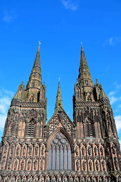 Vista frontal de la Catedral de Lichfield, Lichfield, Reino Unido . — Foto de Stock