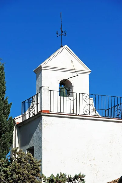 A Santo Domingo de Guzman templom harangtornyának megtekintése, Benalmadena Pueblo, Spanyolország. — Stock Fotó