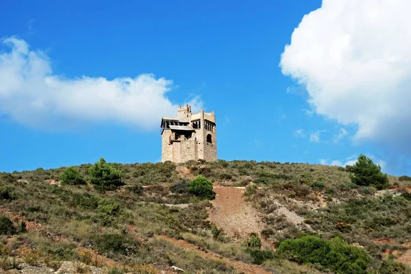 Folly na wsi pierwotnie zbudowany jako wieża wodna, Alhaurin El Grande, Hiszpania. — Zdjęcie stockowe