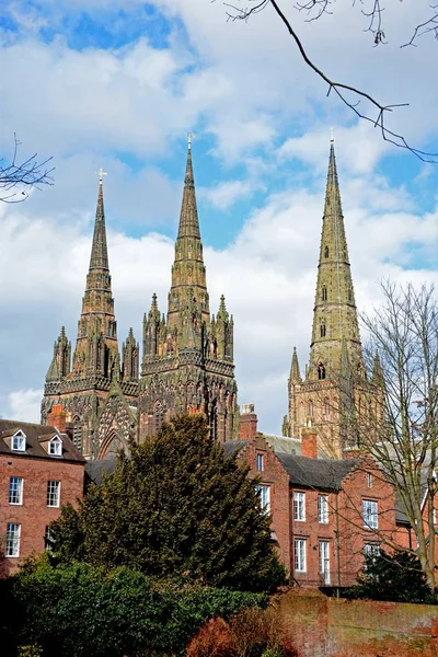 Vista de la Catedral de Lichfield vista desde los jardines del recuerdo, Lichfield, Reino Unido . — Foto de Stock