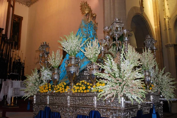 Santuário e estátua dentro da igreja de St Matthews, Tarifa, Espanha . — Fotografia de Stock