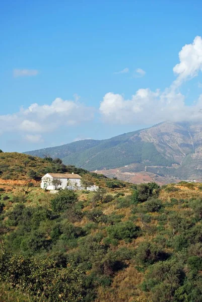 Kilátás az egész vidék felé a Sierra de Mijas hegyek egy hagyományos spanyol birtok az előtérben, közel Fuengirola, Spanyolország. — Stock Fotó