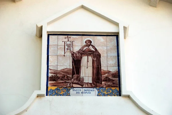 Keramische Saint Picture op de muur van de Santo Domingo de Guzman kerk, Benalmadena Pueblo, Spanje. — Stockfoto