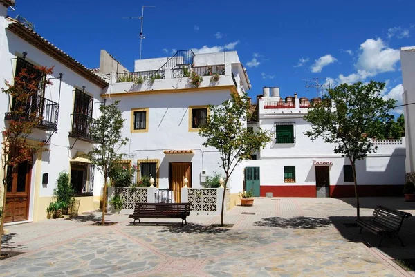 Tradizionali case a schiera spagnole nella Plaza de San Bernabe nel centro storico, Marbella, Spagna . — Foto Stock