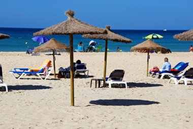 Denize bakan plajda dinlenen turistler, Zahara de los Atunes, İspanya.