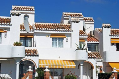 Beyaz badanalı kasaba evleri, La Cala de Mijas, İspanya.