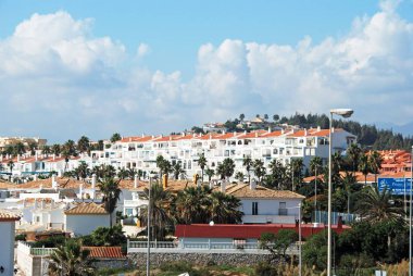 Sahil boyunca tatil daireleri yüksek görünümü, El Faro, İspanya.