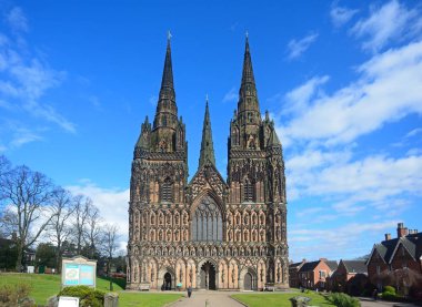 Lichfield Katedrali'nin ön görünümü, Lichfield, İngiltere.