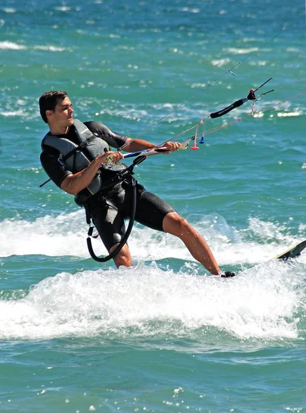 Kitesurfer paardrijden de golven, Cabo Trafalgar, Spanje. — Stockfoto