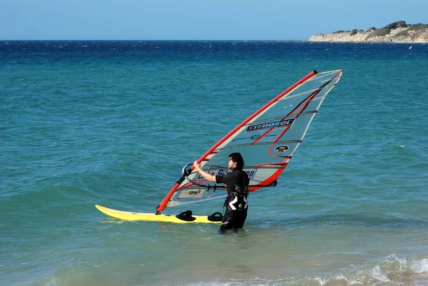 Uomo windsurf al largo della spiaggia di Valdevaqueros, Tarifa, Spagna . — Foto Stock