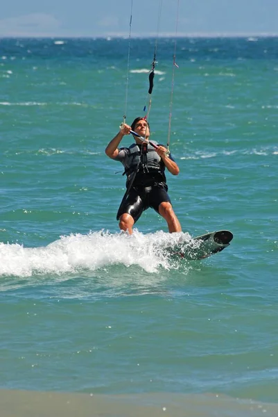 Kitesurfer montando as ondas, Cabo Trafalgar, Espanha . — Fotografia de Stock