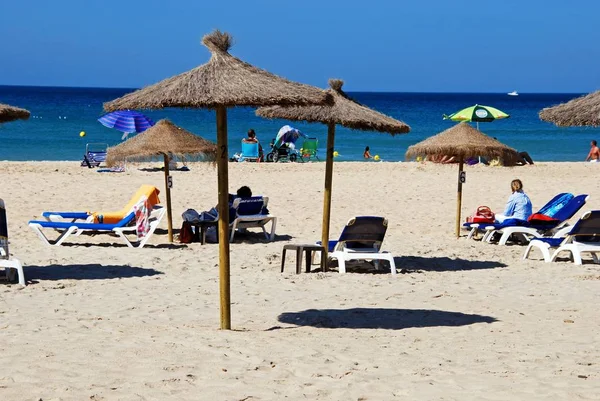 Tourists relaxing on the beach with views out to sea, Zahara de los Atunes, Spain. — Stock Photo, Image