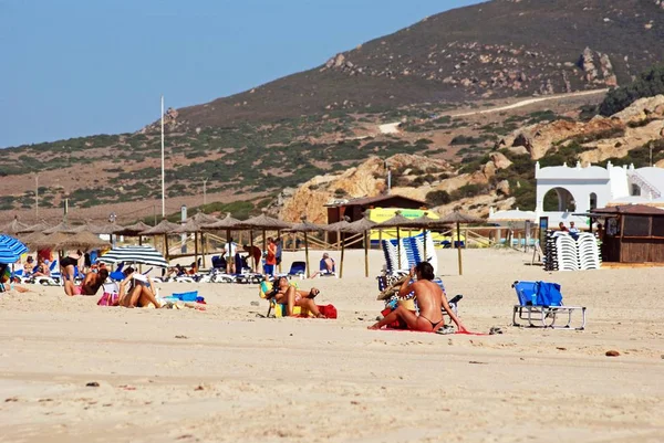 Turyści opalając się na plaży z góry do tyłu, Zahara de los Atunes, Hiszpania. — Zdjęcie stockowe