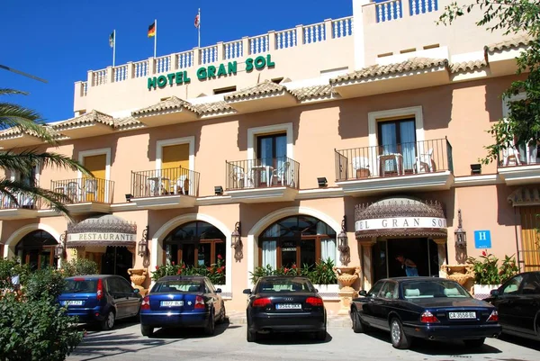 Hotel Gran Sol'un ön görünümü, Zahara de los Atunes, İspanya.