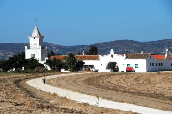 Gran Cortijo en el campo, cerca de Tarifa, Cádiz . — Foto de Stock