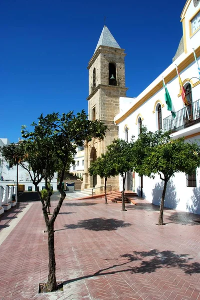Ратуша, ведущая к церкви Святой Екатерины Александрийской, Конил-де-ла-Фронтера, Испания . — стоковое фото