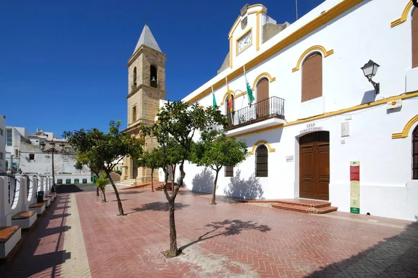 İskenderiye Kilisesi Aziz Catherine giden belediye binası, Conil de la Frontera, İspanya.
