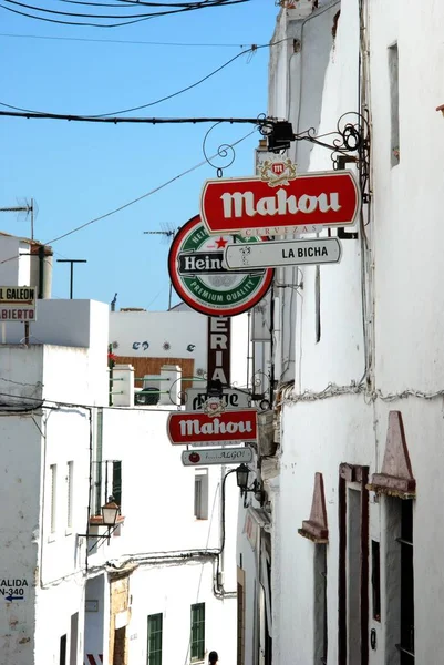 구시가지, 코닐 데 라 프론테라, 스페인의 거리를 따라 벽에 바 표지판의 행. — 스톡 사진