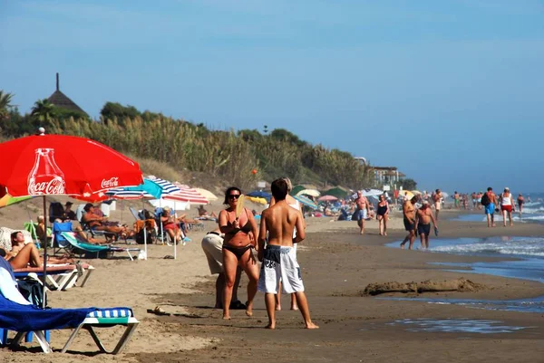 Pareja jugando bat and ball en Playa de la Vibora beach, Elviria, Marbella, España . — Foto de Stock