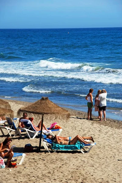 Emelt szintű megtekintése a turisták pihentető a Playa de las Canas strandtól, Marbella, Spanyolország. — Stock Fotó