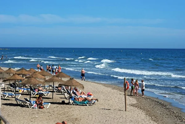 Turistler rahatlatıcı yükseltilmiş görünümünü Playa de las Canas Beach, Marbella, İspanya.