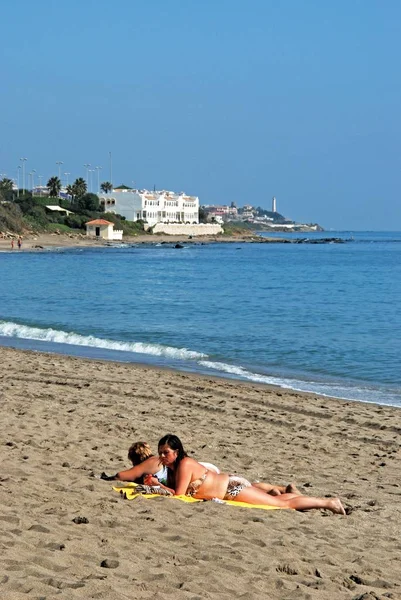 Vista ao longo da praia com os turistas desfrutando do sol, La Cala de Mijas, Espanha . — Fotografia de Stock