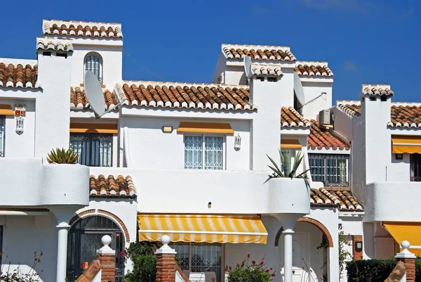Beyaz badanalı kasaba evleri, La Cala de Mijas, İspanya.