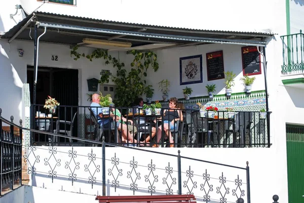 Туристы отдыхают на террасе кафе в старом городе, Бенальмадена Пуэбло, Испания . — стоковое фото