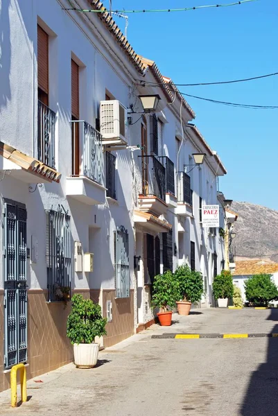 旧市街通り沿いの伝統的なスペインのタウンハウス、ベナルマデナプエブロ、スペイン. — ストック写真