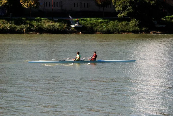 Ruderer auf dem Fluss Guadalquivir, Sevilla, Spanien. — Stockfoto