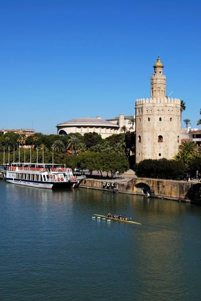 Vista da Torre Dourada (Torre del Oro) ao longo do rio Guadalquivir com o teatro Maestranza nas traseiras, Sevilha, Espanha . — Fotografia de Stock