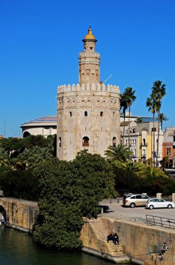 Guadalquivir Nehri kıyısındaki altın kulenin görünümü, Sevilla, İspanya.