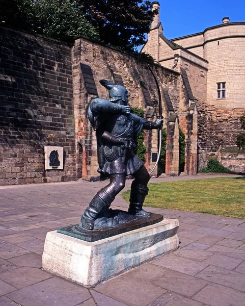 Estatua de bronce de Robin Hood fuera del castillo, Nottingham, Reino Unido . —  Fotos de Stock