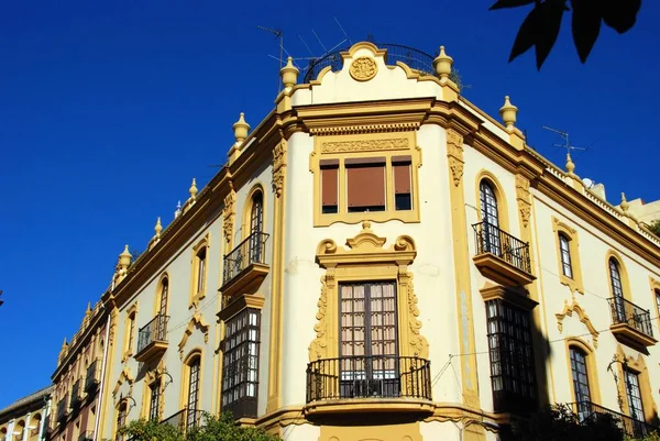 Edifício ornamentado na Plaza Virgen de los Reyes, no centro da cidade, Sevilha, Espanha . — Fotografia de Stock