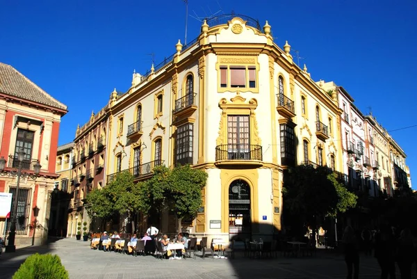 Corner cafe di Plaza Virgen de los Reyes di pusat kota, Seville, Spanyol . — Stok Foto