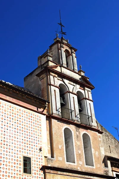 Campanile della chiesa di Santa Maria la Blanca nel quartiere di Santa Cruz, Siviglia, Spagna . — Foto Stock