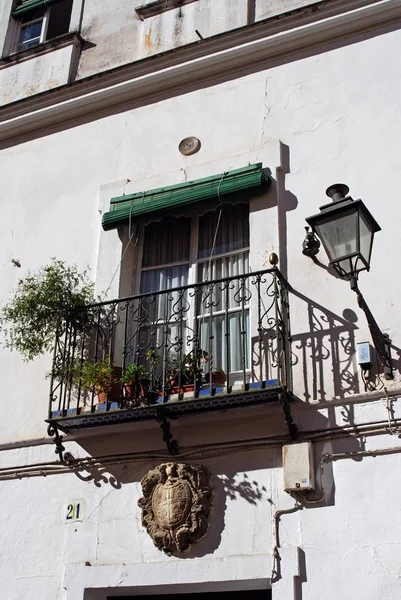 Pretty traditional townhouse balcony in the old town, Seville, Spain. — Stock Photo, Image