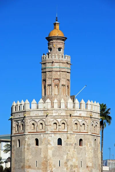 A Golden Tower felső része, Sevilla, Spanyolország. — Stock Fotó