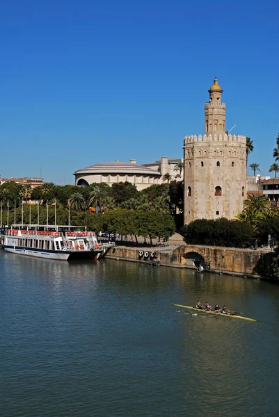 Vista a lo largo del río Guadalquivir con la torre dorada a orillas del río, Sevilla, España . — Foto de Stock