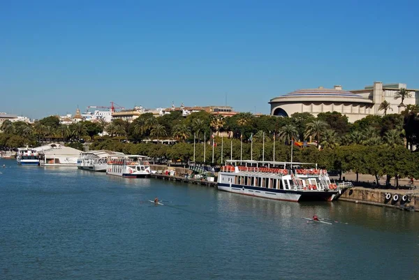 Vista a lo largo del río Guadalquivir con el teatro Maestranza en la parte trasera, Sevilla, España . — Foto de Stock