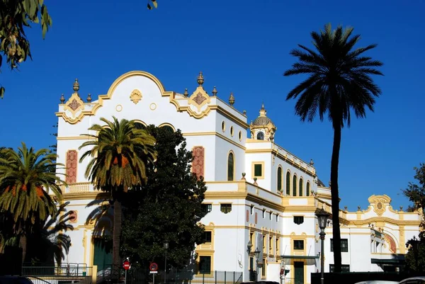 Vista del teatro Lope de Vega con palmeras en primer plano, Sevilla, España . — Foto de Stock
