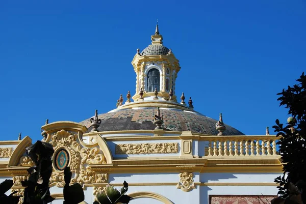 Vista de la cúpula en la parte superior del teatro Lope de Vega, Sevilla, España . — Foto de Stock