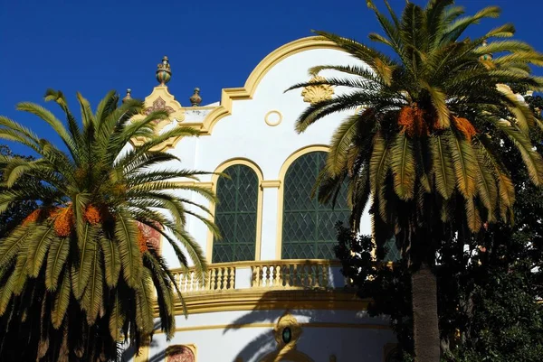 Vista de parte del teatro Lope de Vega con palmeras en primer plano, Sevilla, España . — Foto de Stock