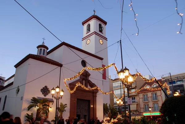 Church in Constitution Square at dusk with Christmas lights in the foreground, Fuengirola, Spain. — ストック写真