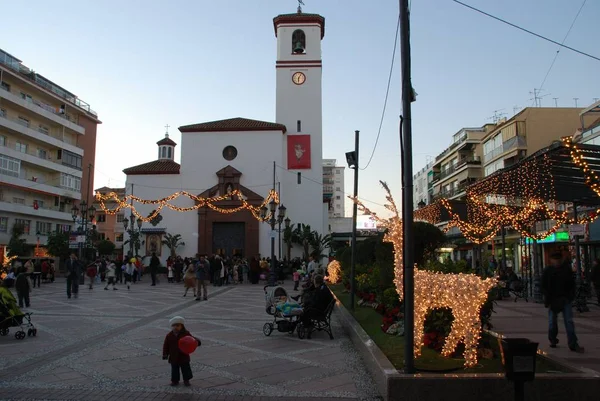 Eglise de Constitution Square au crépuscule avec des lumières de Noël au premier plan, Fuengirola , — Photo