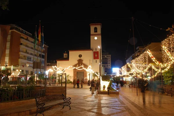 Eglise à Constitution Square au crépuscule avec des lumières de Noël au premier plan, Fuengirola, Espagne . — Photo