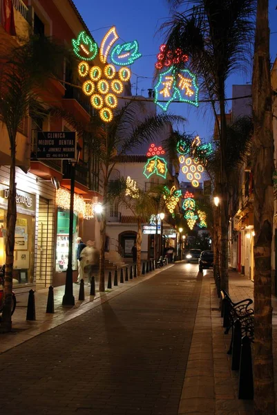 Décorations de Noël le long d'une rue du centre-ville au crépuscule, Fuengirola, Espagne . — Photo